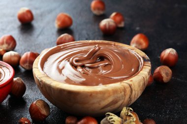 Ev yapımı fındık, ahşap kasede serili. Fındıklı fındıklı krema.