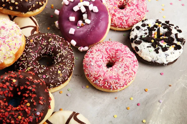 Donuts variados com chocolate fosco, vidros rosa e polvilhe — Fotografia de Stock