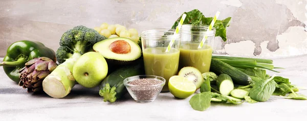 Zdravý zelený smoothie a ingredience - detox a dieta pro léčení — Stock fotografie