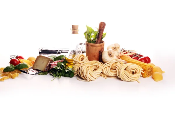 Pasta, grönsaker, örter och kryddor för italiensk mat på rustik t — Stockfoto