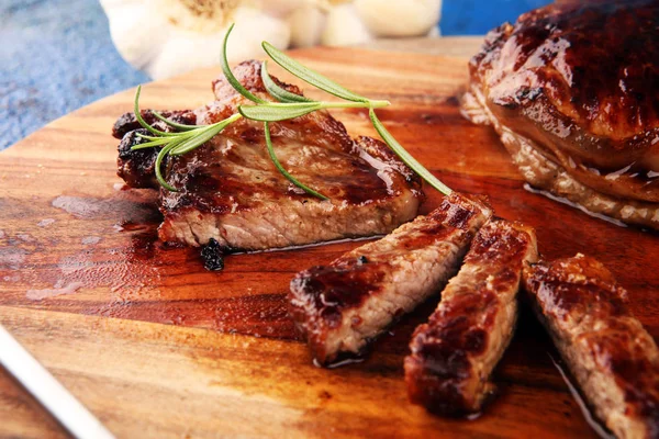 Grilování Rump Steak - Suché ve věku Wagyu Entrecote Steak s růžovým — Stock fotografie