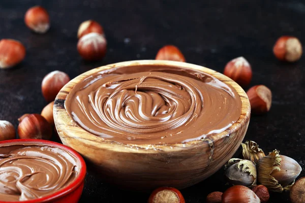 Kacang hazelnut buatan sendiri tersebar dalam mangkuk kayu. Hazelnut Nougat krim w — Stok Foto