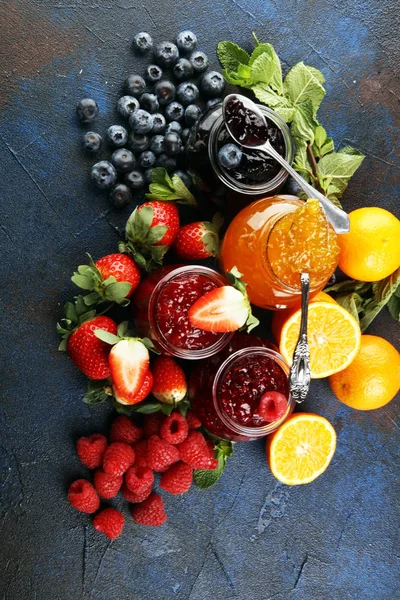Surtido de mermeladas, jalea de bayas de temporada, menta y frutas y — Foto de Stock