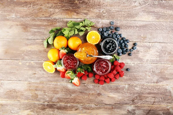 Assortimento di marmellate, gelatina di frutti di stagione, menta e frutta e — Foto Stock