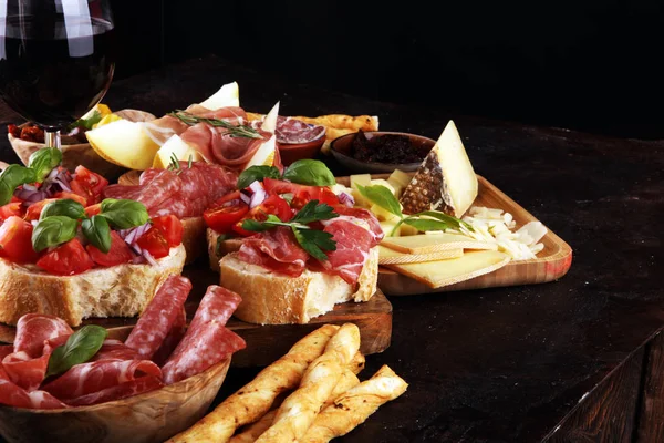 Set di antipasti italiani. Varietà di formaggio, Mediterraneo — Foto Stock