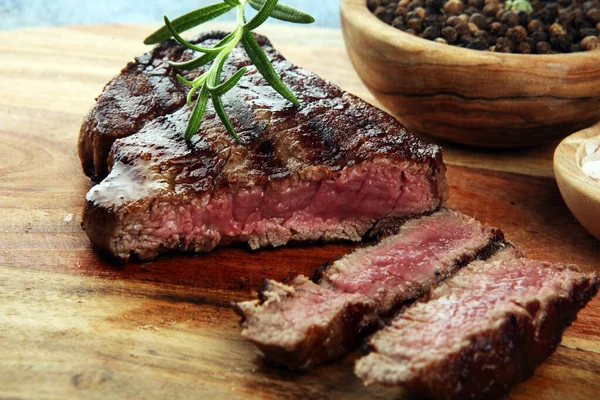 Barbecue-Filetsteak - trocken gereiftes Wagyu-Entrecote-Steak mit Rosem — Stockfoto