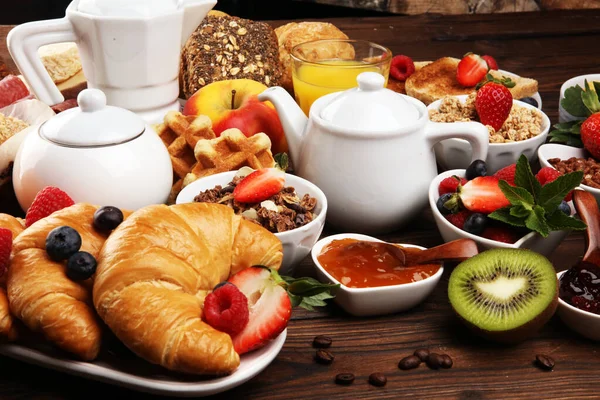 Ontbijt met koffie, sinaasappelsap, croissants, ontbijtgranen — Stockfoto