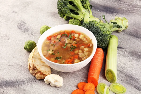 Supă, supă de legume, castron. Supă tradițională de legume fierbinți — Fotografie, imagine de stoc