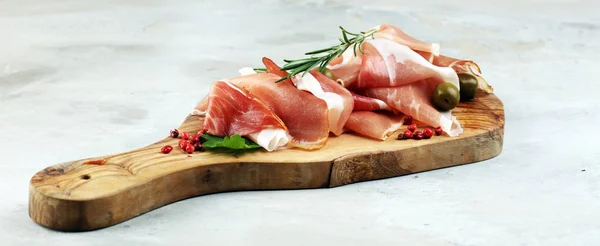 Italian prosciutto crudo or jamon with rosemary. Raw ham with sp — Stock Photo, Image