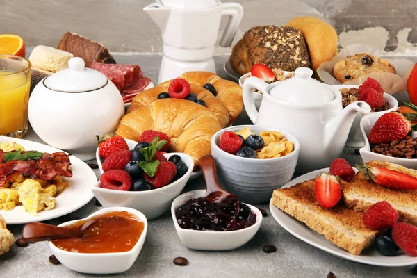 Frühstück mit Kaffee, Orangensaft, Croissants, Müsli — Stockfoto