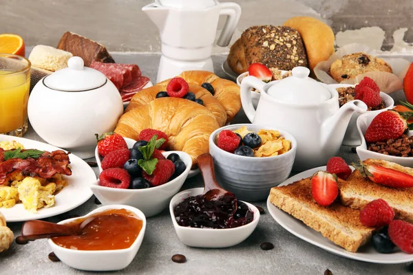 Ontbijt met koffie, sinaasappelsap, croissants, ontbijtgranen — Stockfoto