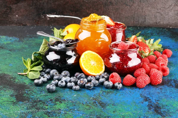 Surtido de mermeladas, jalea de bayas de temporada, menta y frutas y — Foto de Stock