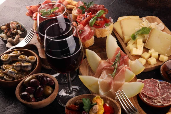 Italienische Antipasti Wein Snacks Set. Käsesorte, mediterran — Stockfoto
