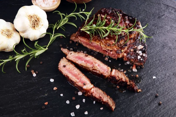 Barbacoa Rib Eye Steak en losa de pizarra - Dry Aged Wagyu Entrecote —  Fotos de Stock