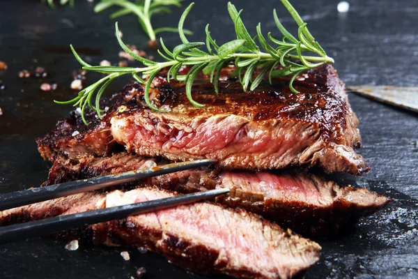 Barbacoa Rib Eye Steak en losa de pizarra - Dry Aged Wagyu Entrecote —  Fotos de Stock