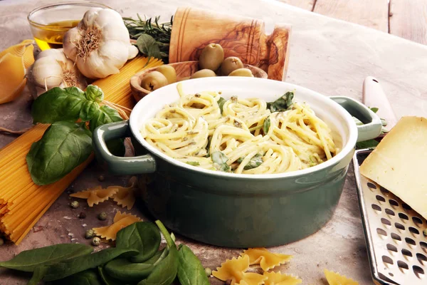 意大利面，配五味子和菠菜，配料 — 图库照片