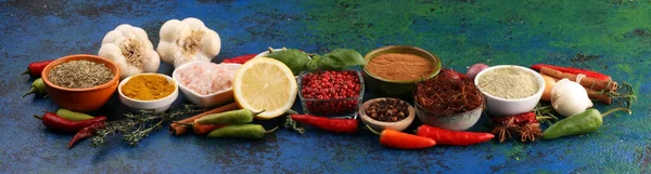 Especias y hierbas en la mesa. Comida e ingredientes de cocina para el bien —  Fotos de Stock