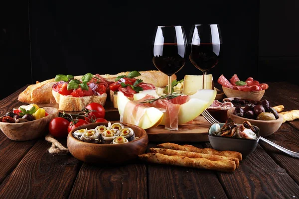 Conjunto de aperitivos de vino antipasti italiano. Variedad de queso, Mediterráneo —  Fotos de Stock