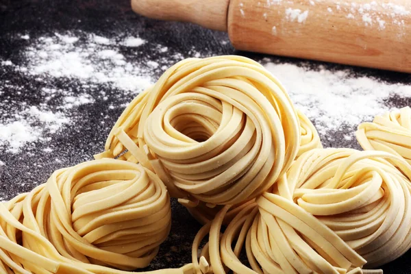 Fechar de macarrão caseiro cru. fre cru tradicional italiano fresco — Fotografia de Stock