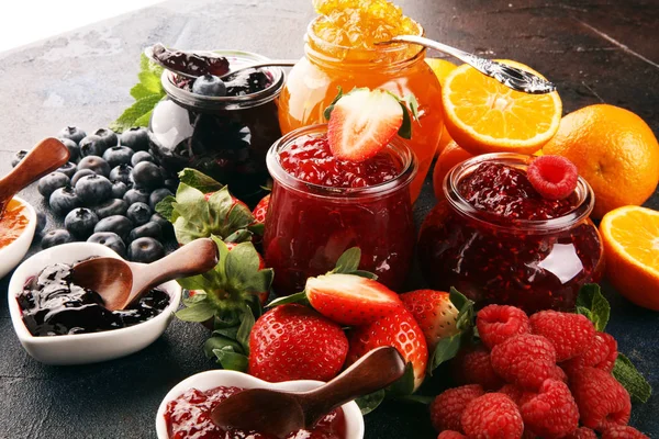 Surtido de mermeladas, jalea de bayas de temporada, menta y frutas y — Foto de Stock