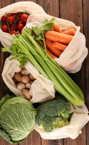 Eco sacchetti naturali con verdure, eco friendly, posa piatta. sustai — Foto Stock