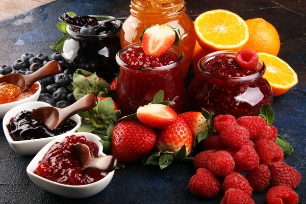 Ассортимент джемов, сезонных ягод желе, мяты и фруктов и — стоковое фото