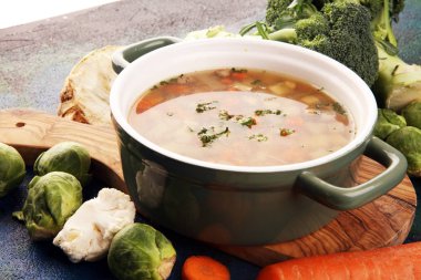 Çorba, sebze çorbası, kase. Geleneksel sıcak sebze çorbası.