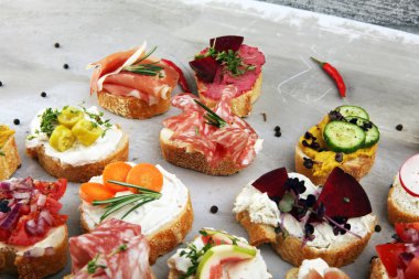 Çeşitli malzemelerle çeşitli bruschetta. İştah açıcı bruschetta