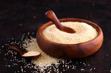 Tahta kaşıkta kuskus. sağlıklı yiyecekler