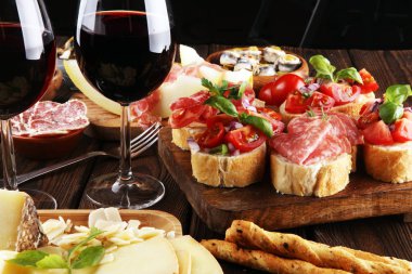 İtalyan antipasti şarap aperatifler küme. Peynir çeşitli, Mediterranean