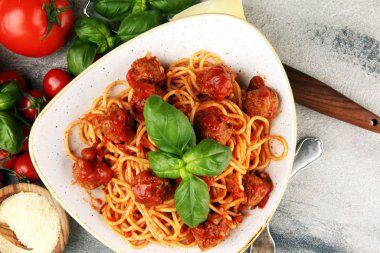 Köfteli makarna ve fesleğenli domates sosu.