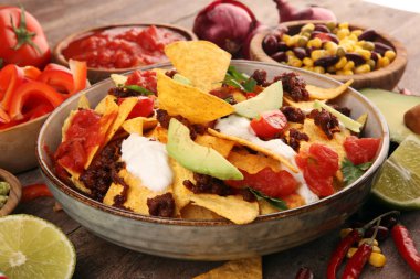 Meksika cipsleri kıyma, guacamole, eritilmiş