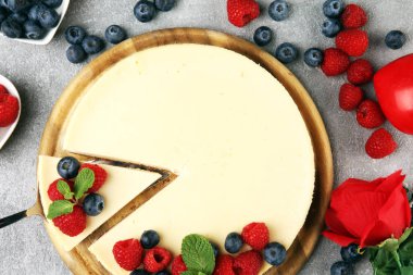 Valentin için taze ahududu ve nane şekerli ev yapımı cheesecake.
