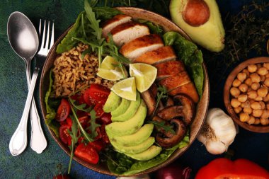 Quinoa, domates, tavuk, avokado, kireç ile sağlıklı salata kasesi