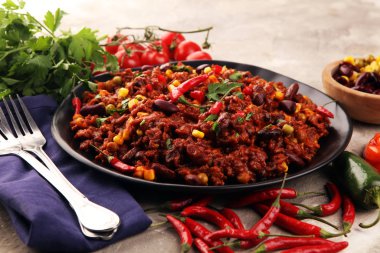 Acılı biberli makarna. Meksika yemekleri lezzetli ve baharatlı fasulyeler.