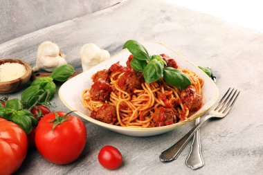 Köfteli makarna ve fesleğenli domates sosu.