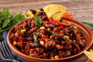 Acılı biberli makarna. Meksika yemekleri lezzetli ve baharatlı fasulyeler.