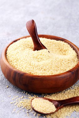 Tahta kaşıkta kuskus. sağlıklı yiyecekler