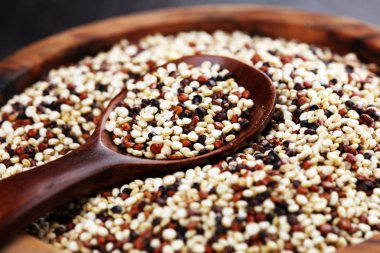 Tahta kaşıkta kırmızı, beyaz ve kahverengi kinoa seti. Şerefe.