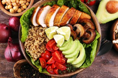 Quinoa, domates, tavuk, avokado, kireç ile sağlıklı salata kasesi