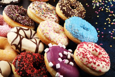 Çikolatalı buzlu, pembe ile çeşitli donuts sırlı ve serpin