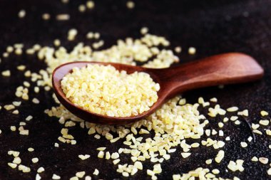 Ahşap kaşıkta pişirilmemiş bulgur, köy usulü. Sağlıklı Bulgur...