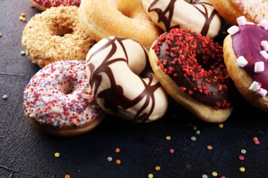 Çikolatalı buzlu, pembe ile çeşitli donuts sırlı ve serpin