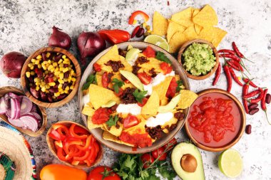 Meksika cipsleri kıyma, guacamole, eritilmiş