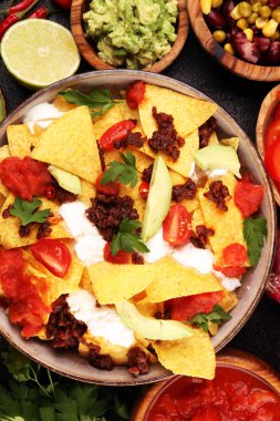 Meksika cipsleri kıyma, guacamole, eritilmiş