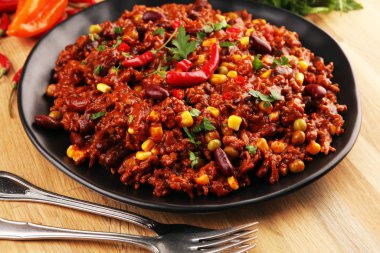 Acılı biberli makarna. Meksika yemekleri lezzetli ve baharatlı fasulyeler.