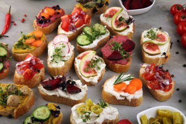 Çeşitli malzemelerle çeşitli bruschetta. İştah açıcı bruschetta
