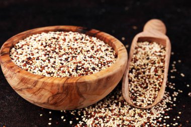 Tahta kaşıkta kırmızı, beyaz ve kahverengi kinoa seti. Şerefe.