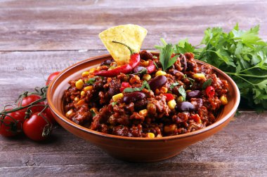 Acılı biberli makarna. Meksika yemekleri lezzetli ve baharatlı fasulyeler.