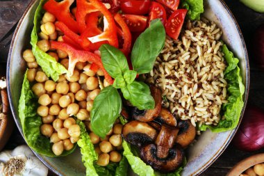 Kinoa ve baharatlı nohut sebze vejetaryen Buda kasesi. İyileştir